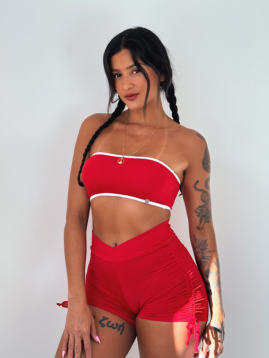 short aura vermelho